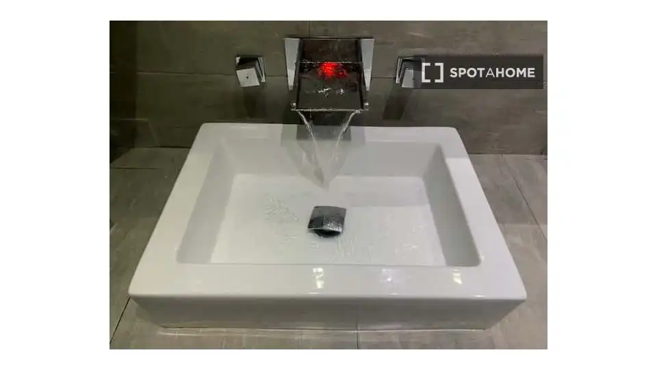 Bathroom of Flat for rent in Madrid  with Air Conditioner, Heating and Furnished