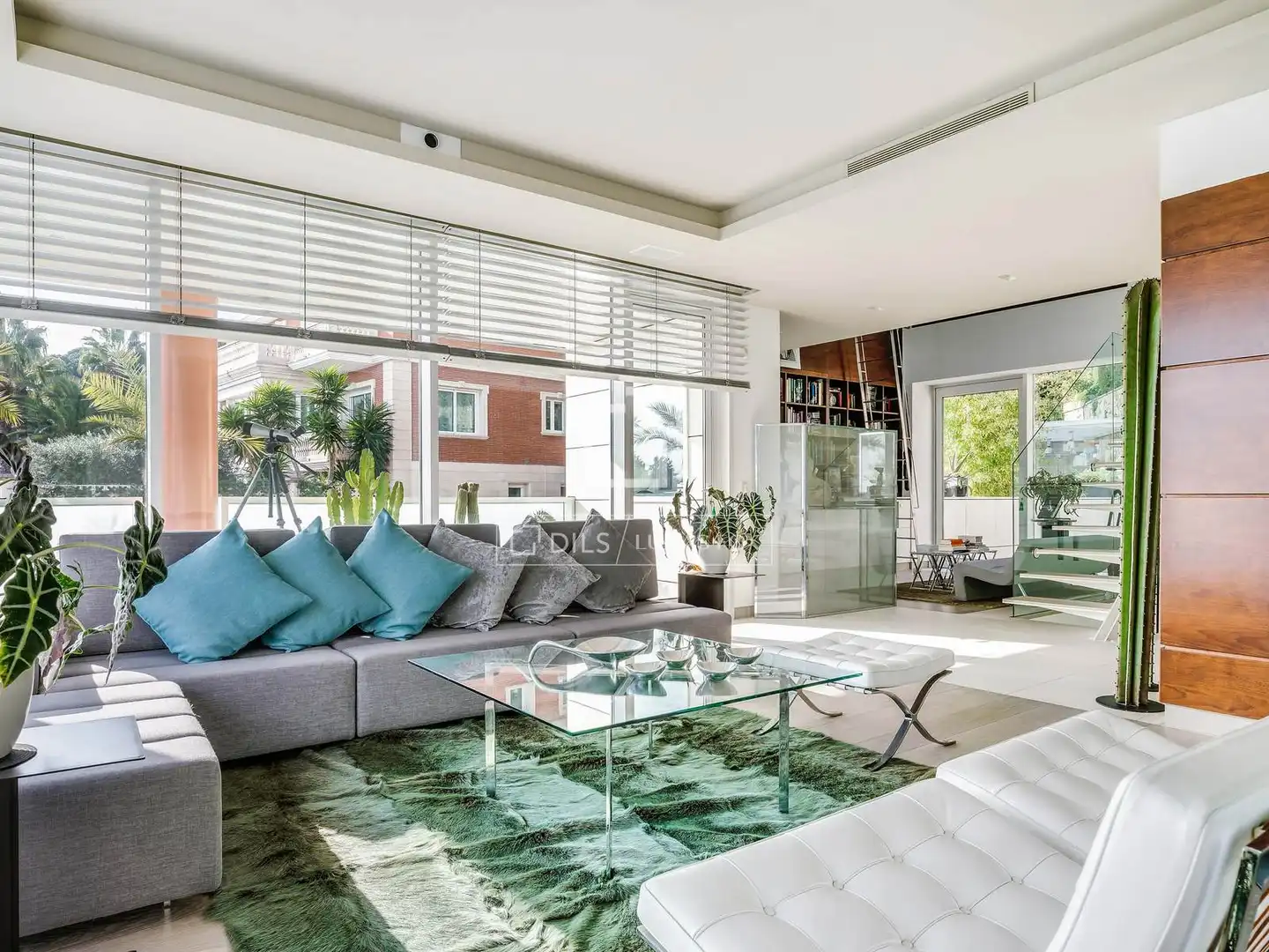 Sala d'estar de Casa o xalet en venda en Barcelona amb Aire condicionat, Calefacció i Jardí privat