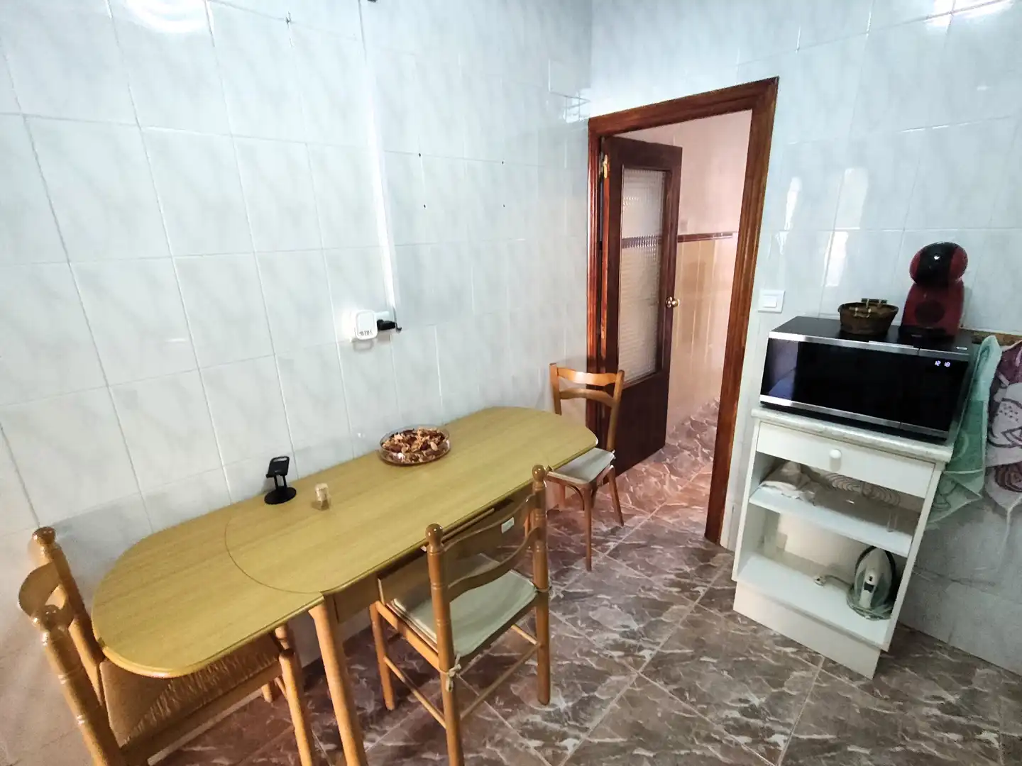 Cuina de Casa o xalet en venda en Nava del Rey amb Moblat, Rentadora i Microones