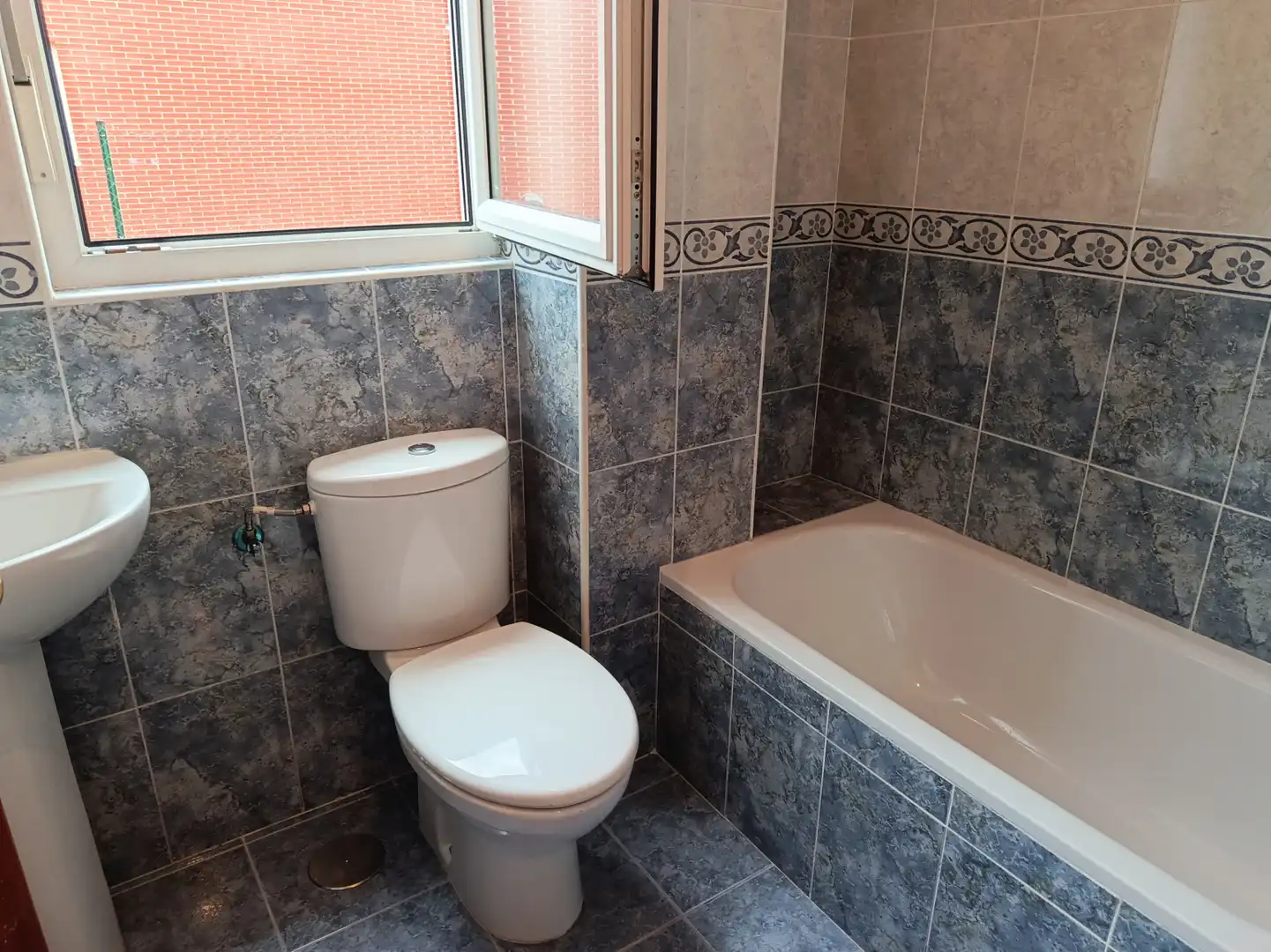 Baño de Piso en venta en Reocín con Calefacción, Jardín privado y Parquet