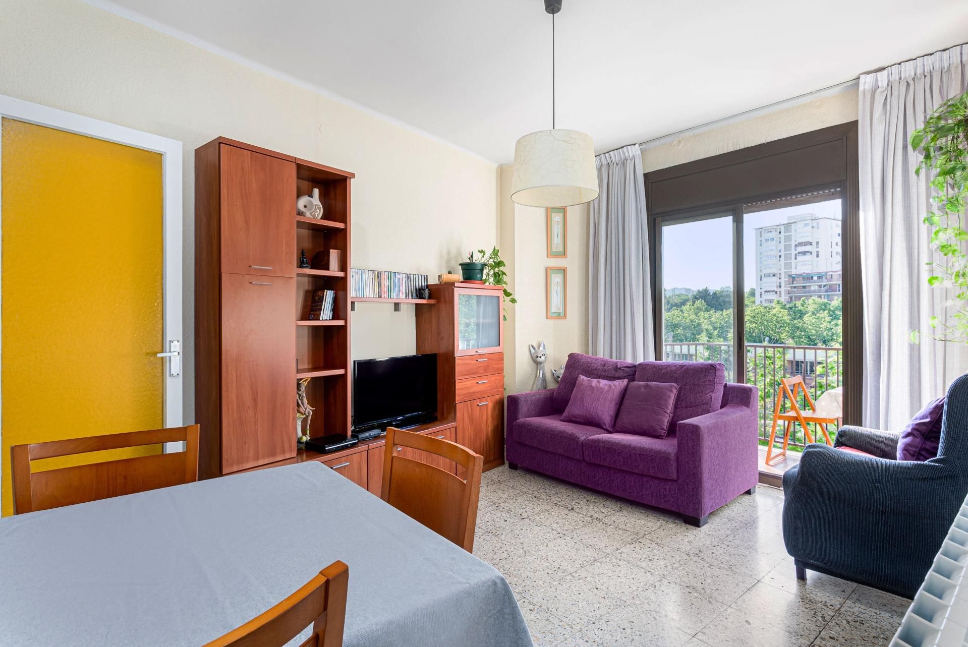 Sala d'estar de Pis en venda en L'Hospitalet de Llobregat amb Calefacció i Balcó