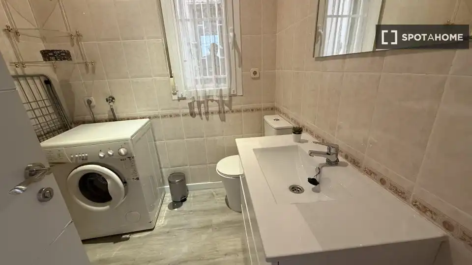 Baño de Piso de alquiler en Madrid con Aire acondicionado, Calefacción y Amueblado