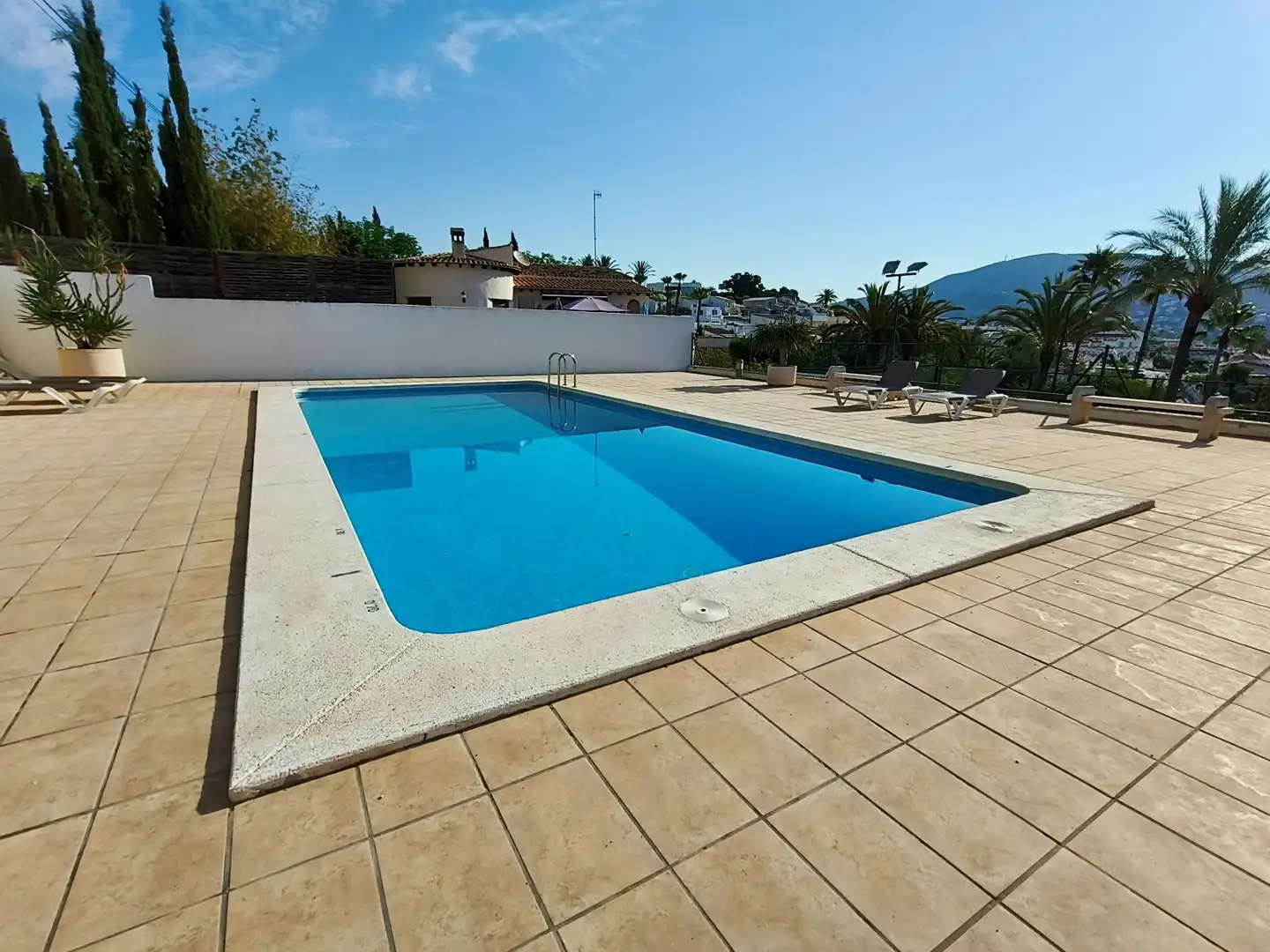 Piscina de Casa adosada en venda en Moraira amb Aire condicionat, Calefacció i Jardí privat
