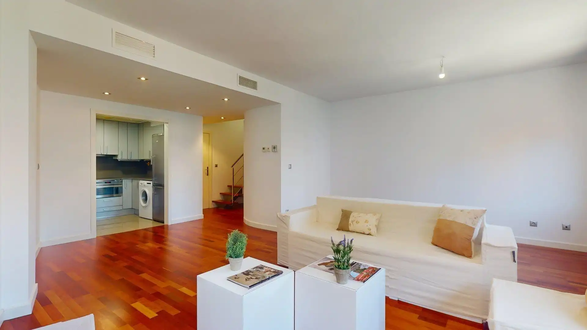 Sala de estar de Dúplex de alquiler en Zaragoza con Aire acondicionado, Calefacción y Balcón
