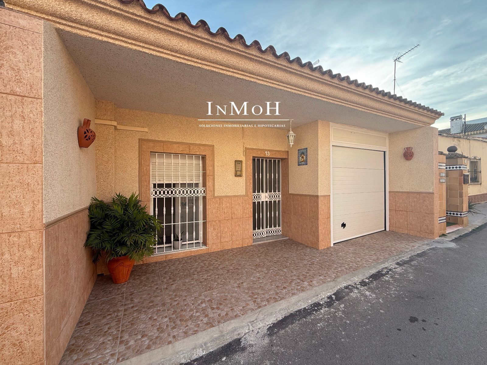 Vista exterior de Casa o xalet en venda en San Fernando amb Aire condicionat, Calefacció i Jardí privat