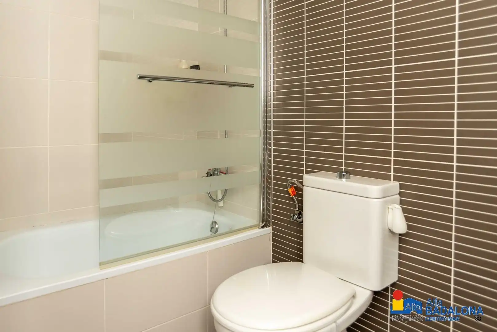 Baño de Piso en venta en Badalona con Aire acondicionado, Calefacción y Jardín privado