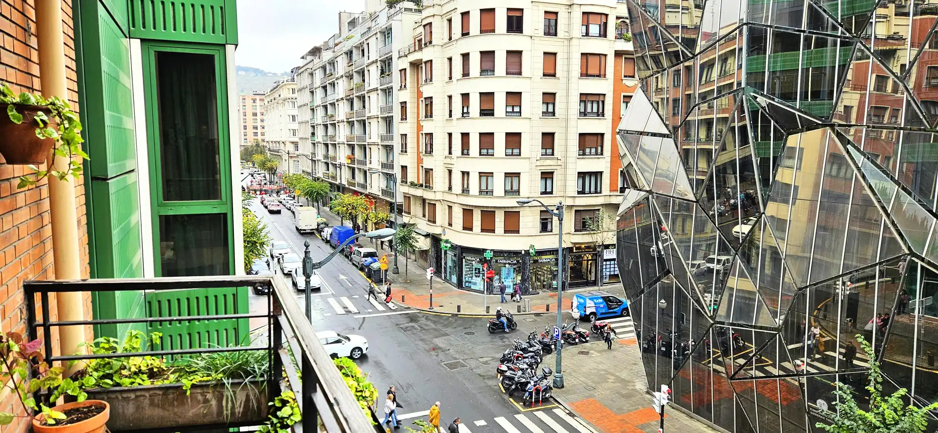 Vista exterior de Pis en venda en Bilbao  amb Calefacció, Moblat i Balcó