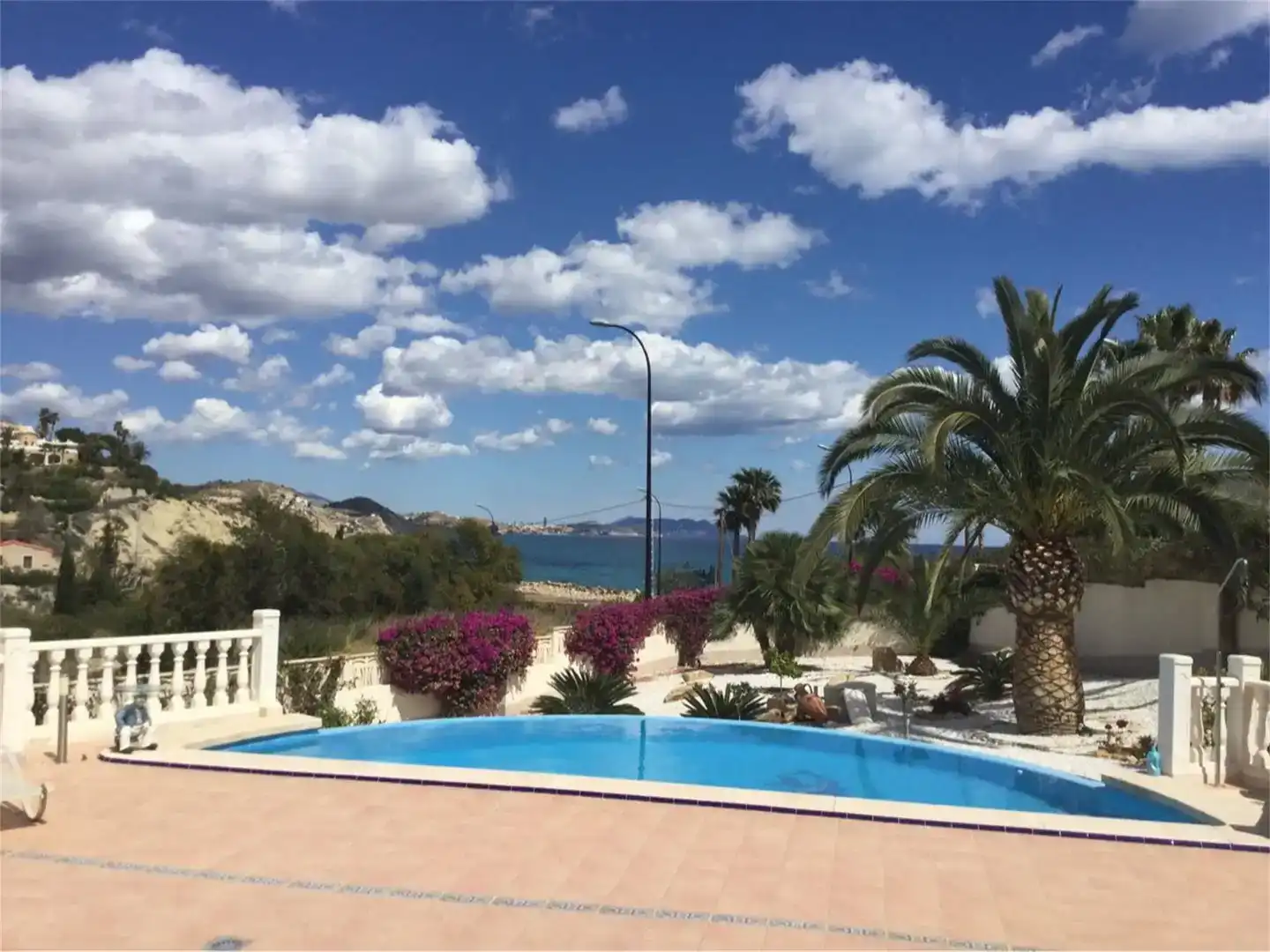Piscina de Casa adosada en venda en El Campello amb Aire condicionat, Jardí privat i Traster