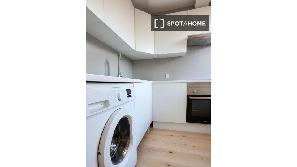 Cuina de Pis de lloguer en  Madrid Capital amb Aire condicionat, Calefacció i Moblat