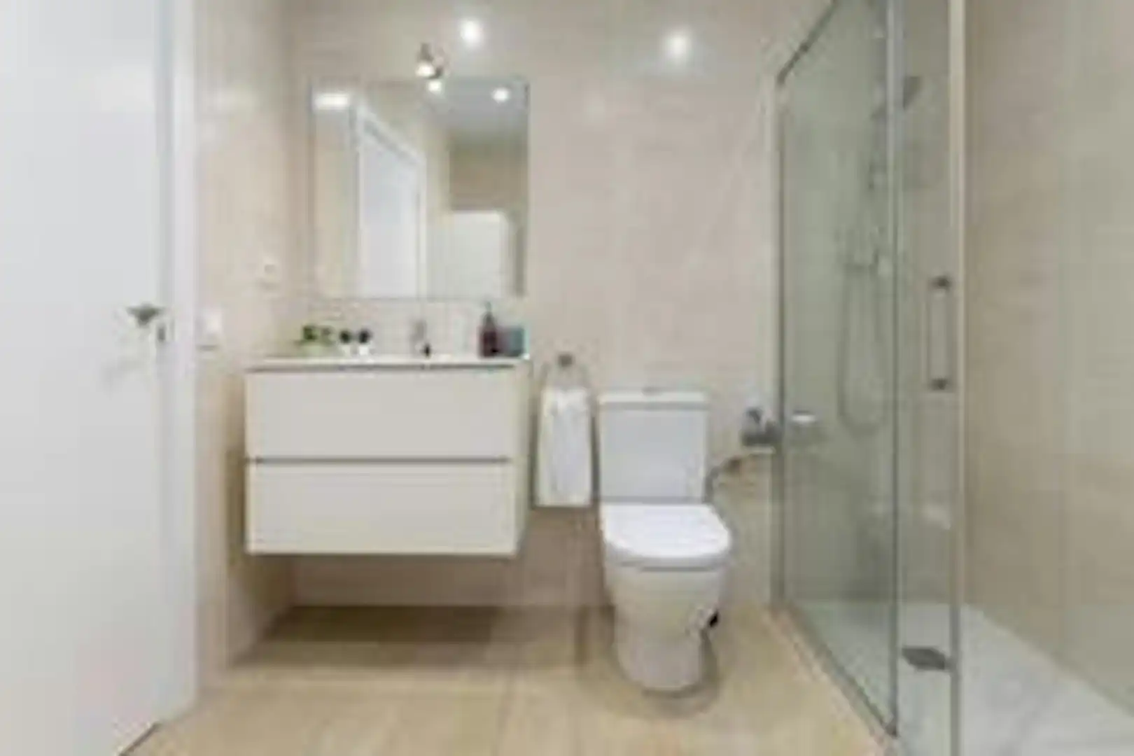 Bathroom of Flat for rent in Barcelona  with Furnished, Washing machine and TV