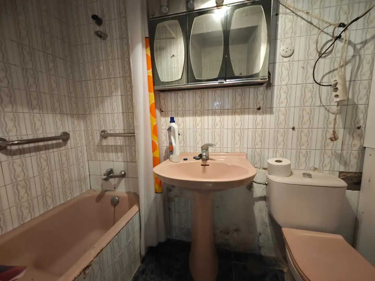 Bathroom of Houses for sale in Torrelavega 