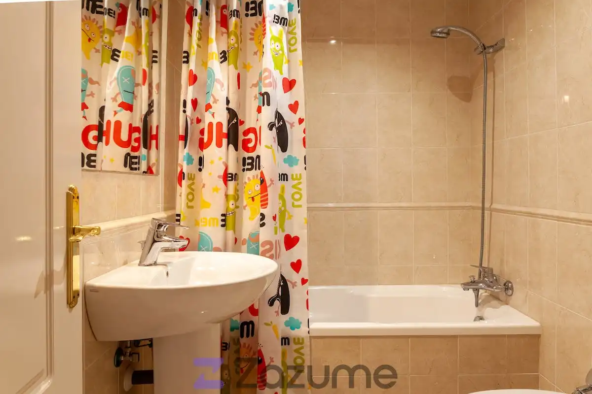 Badezimmer von Einfamilien-Reihenhaus zur Miete in Aljaraque mit Privatgarten, Ofen und Waschmaschine