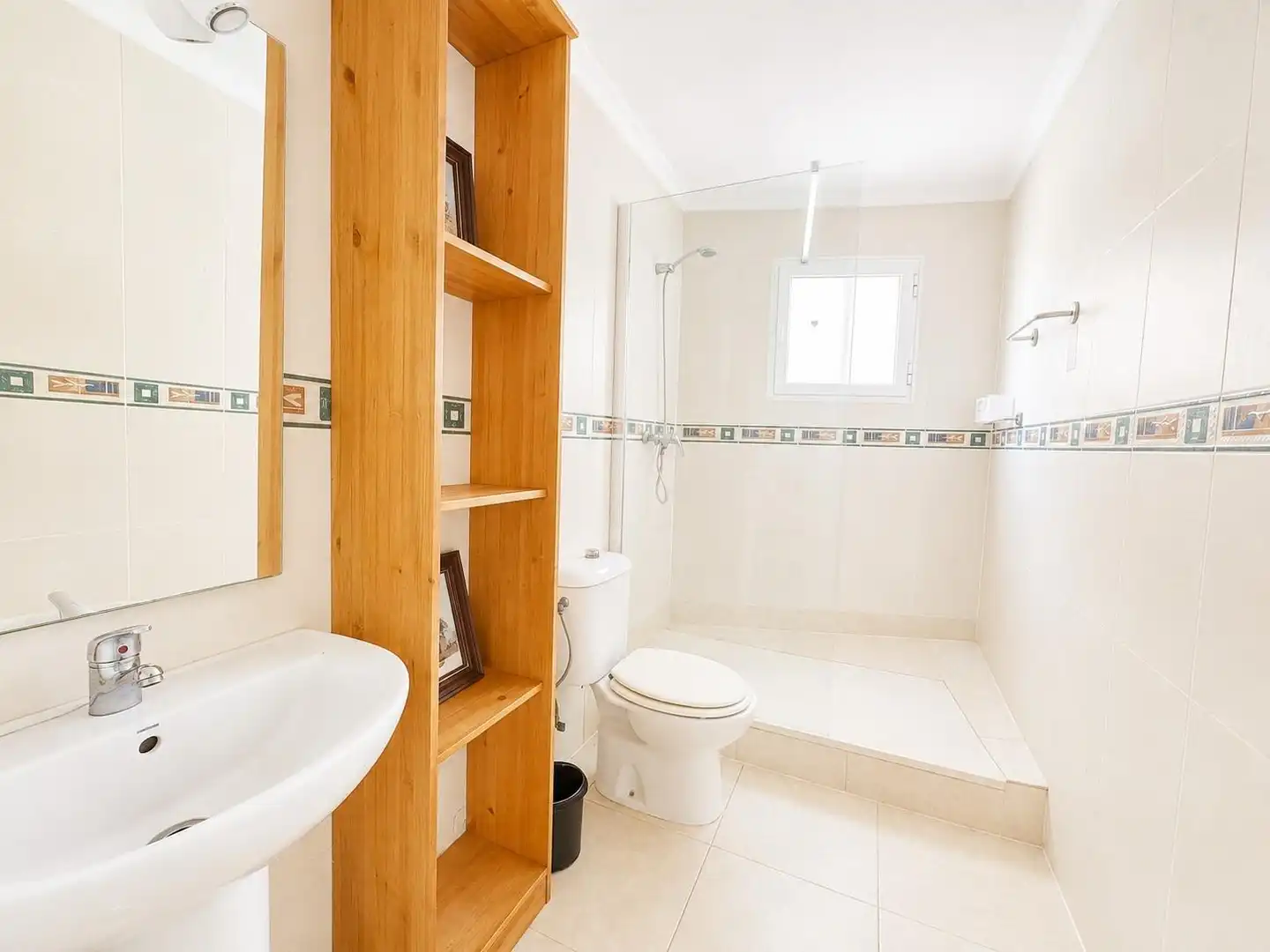 Baño de Planta baja en venta en Torrevieja con Amueblado, Lavadora y Microondas