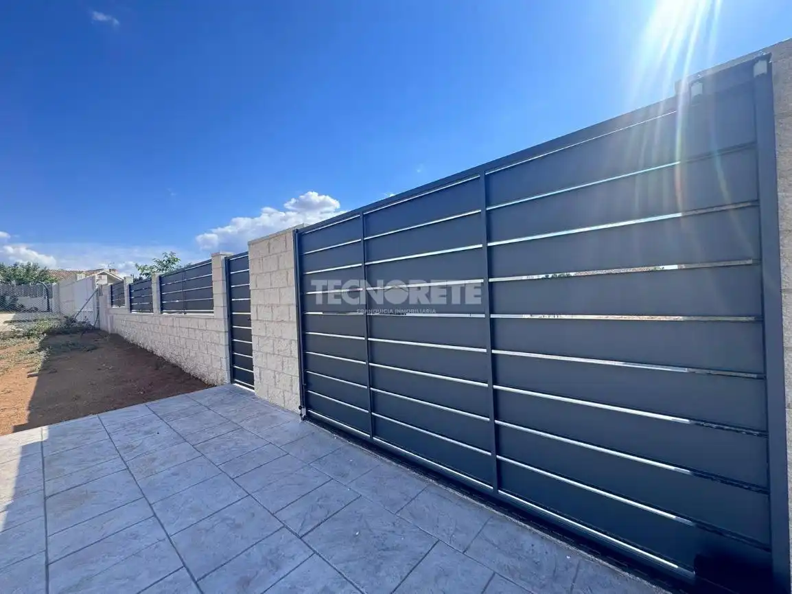 Terrace of Houses for sale in Layos  with Air Conditioner and Heating
