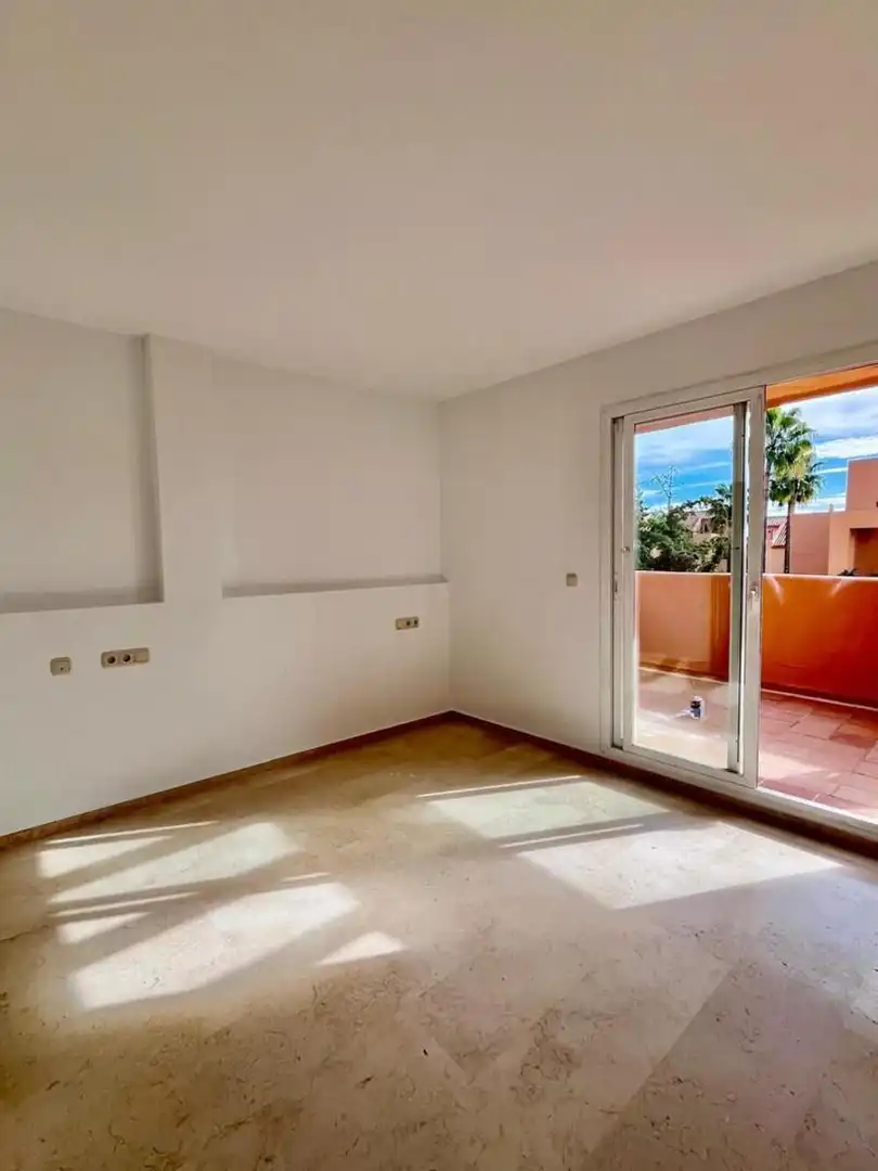 Dormitori de Àtic en venda en Marbella amb Aire condicionat, Terrassa i Piscina