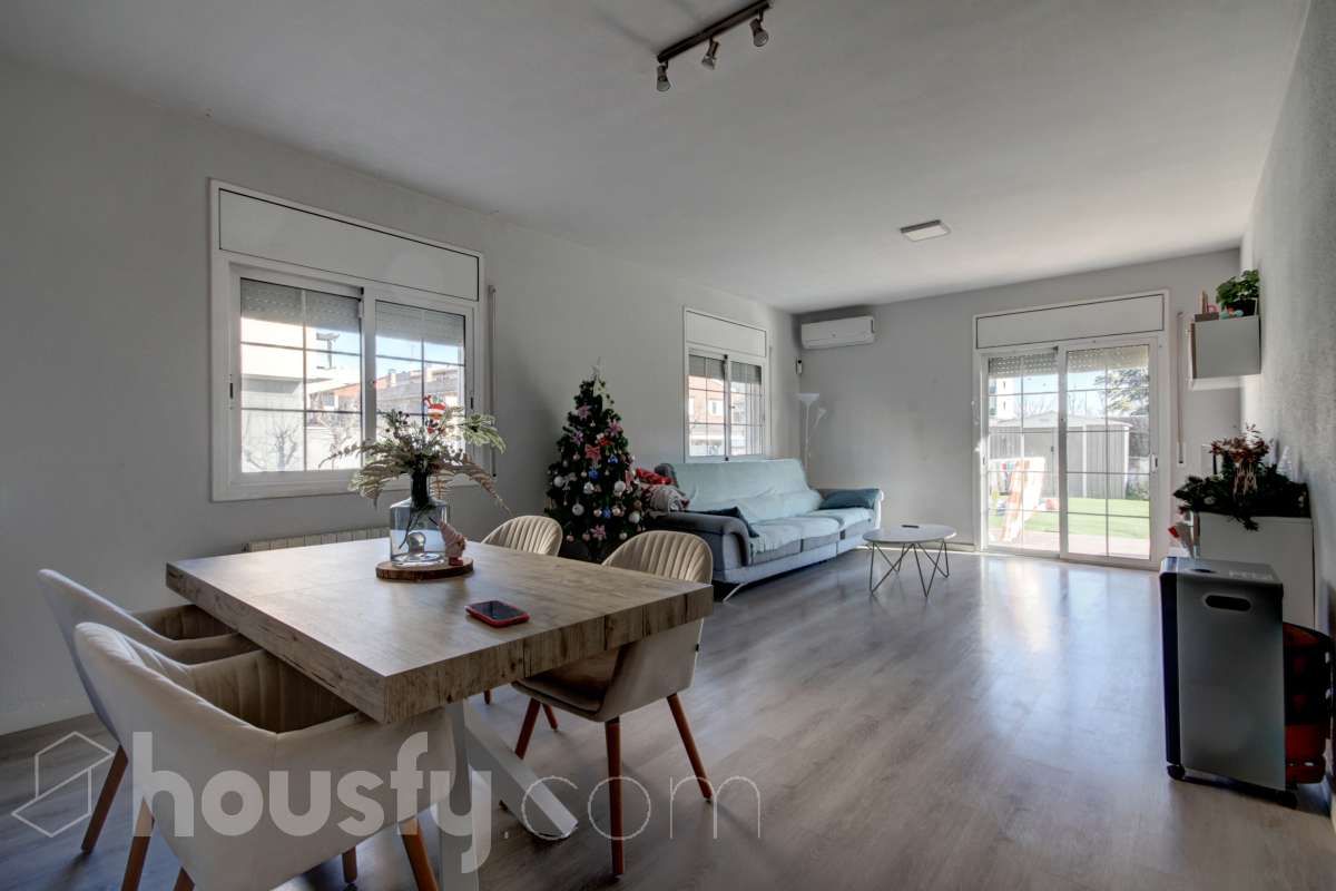 Sala d'estar de Planta baixa en venda en Santa Margarida I Els Monjos amb Aire condicionat, Calefacció i Jardí privat