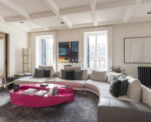 Sala d'estar de Apartament en venda en  Madrid Capital amb Aire condicionat, Calefacció i Jardí privat