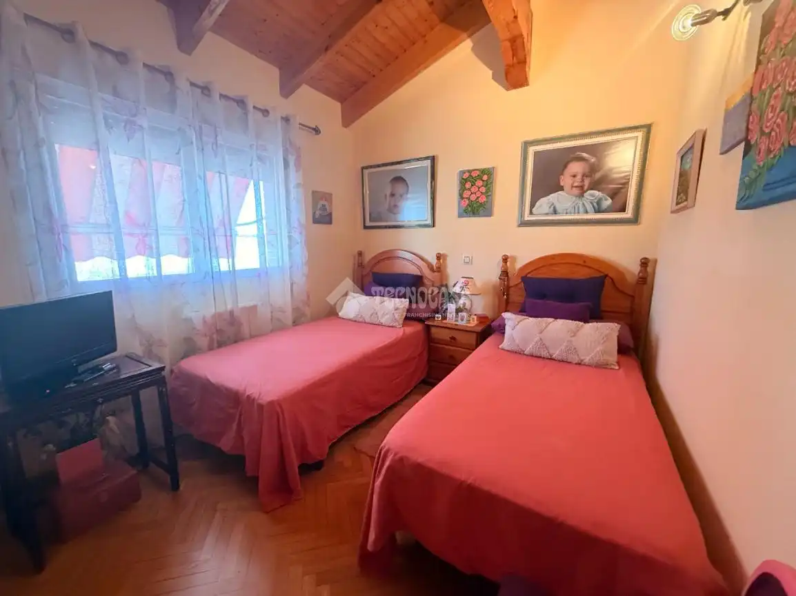 Schlafzimmer von Einfamilien-Reihenhaus zum Verkauf in Torrejón del Rey mit Klimaanlage, Heizung und Privatgarten