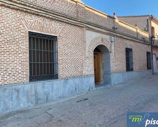 Vista exterior de Casa o xalet en venda en Madrigal de las Altas Torres amb Terrassa i Balcó
