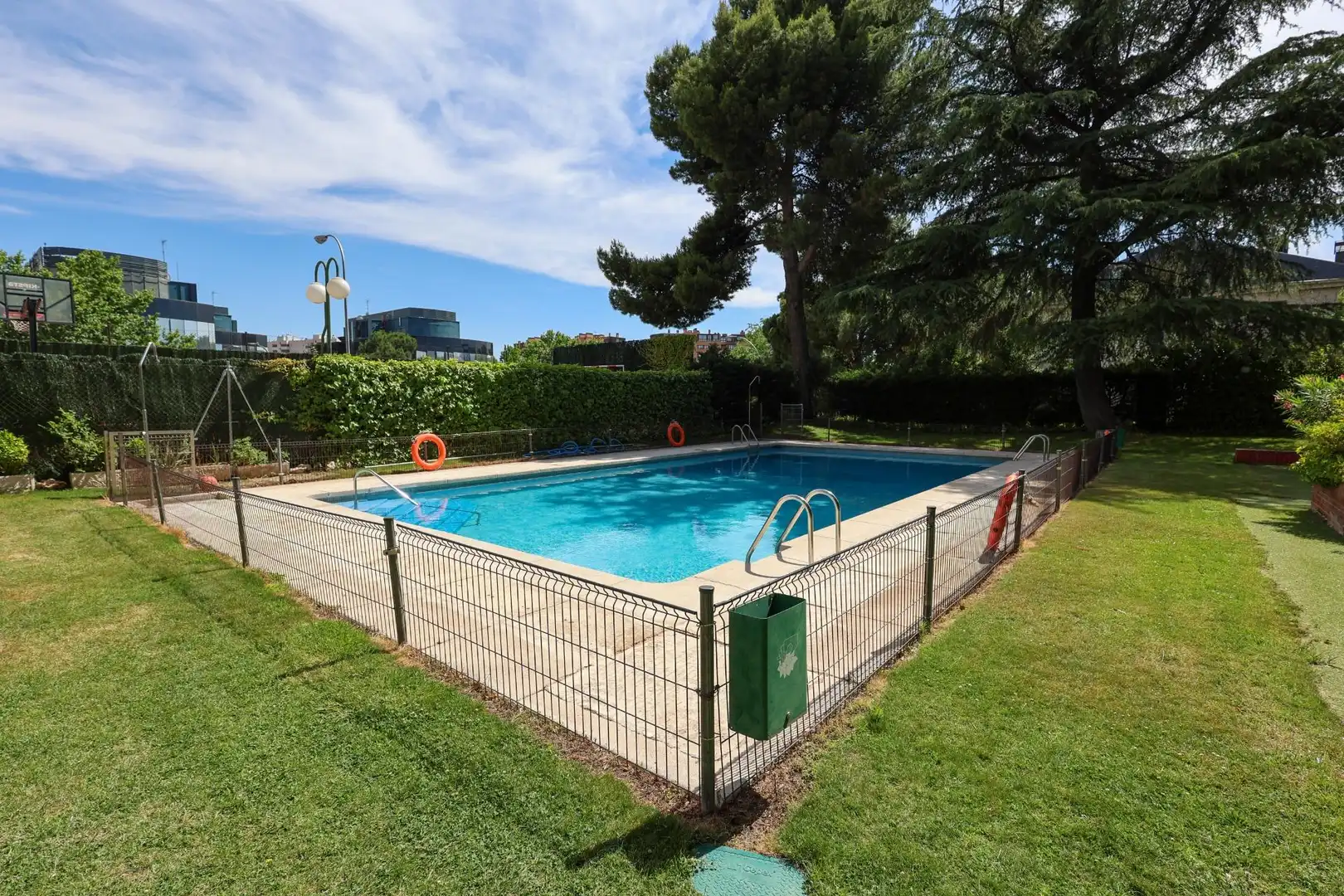 Piscina de Apartament de lloguer en Madrid amb Aire condicionat, Calefacció i Parquet