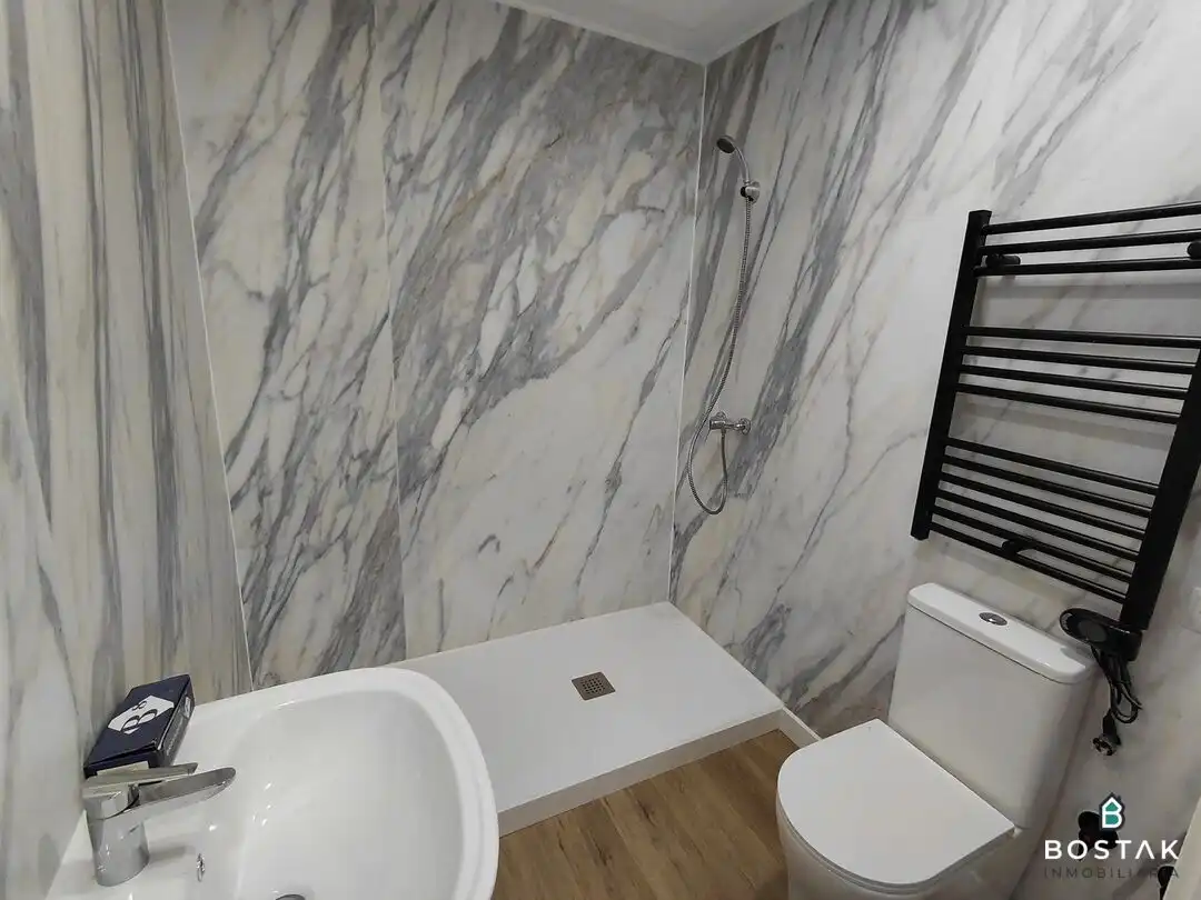 Bathroom of Flat for sale in Bilbao   with Heating and Balcony
