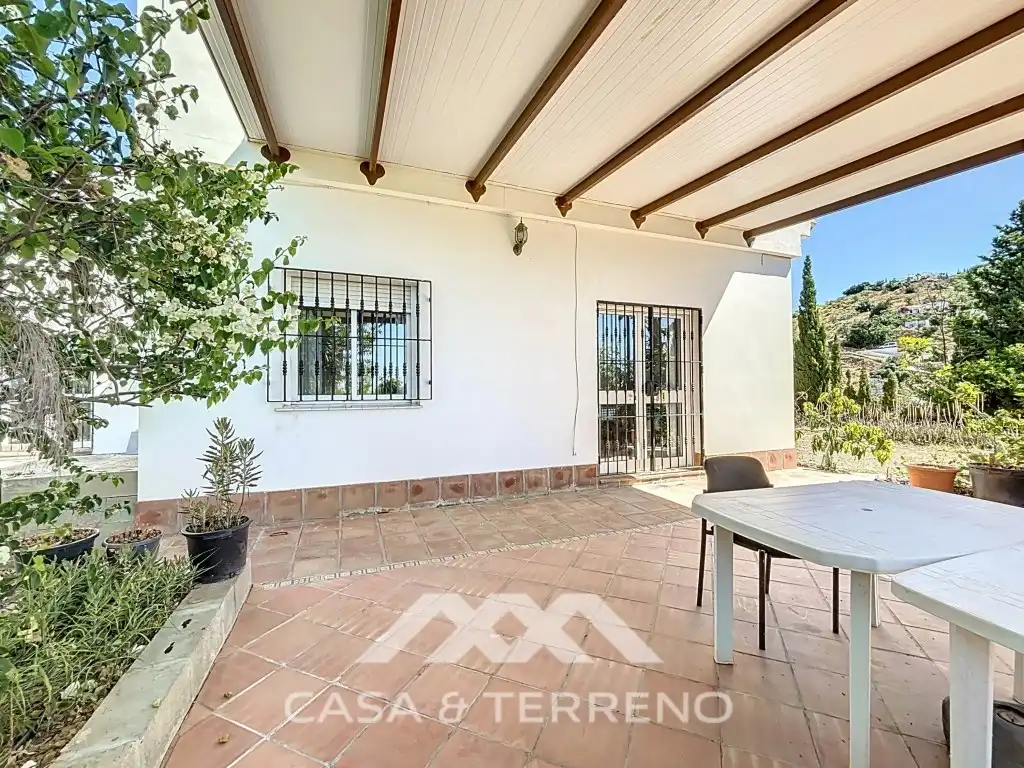 Vista exterior de Casa o xalet en venda en Vélez-Málaga amb Aire condicionat, Jardí privat i Terrassa