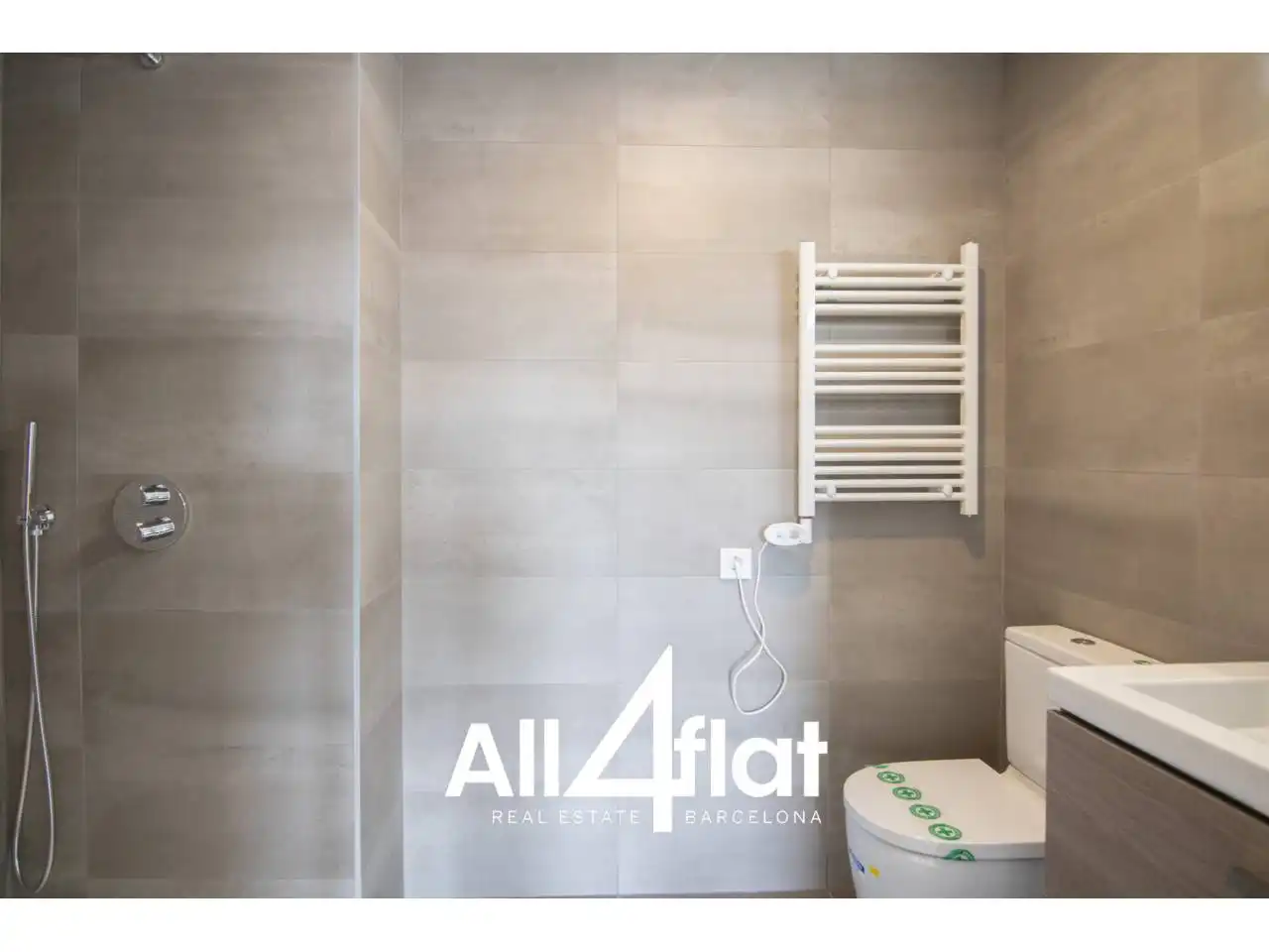 Badezimmer von Wohnung zur Miete in Barcelona mit Klimaanlage, Heizung und Parkett