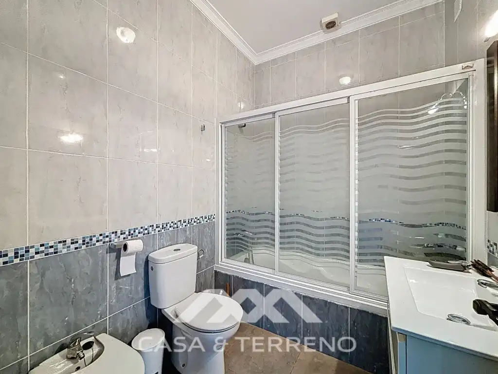 Bany de Casa o xalet en venda en Vélez-Málaga amb Aire condicionat, Jardí privat i Terrassa
