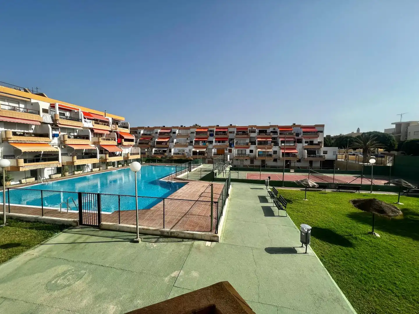 Piscina de Pis en venda en Almería amb Piscina comunitària