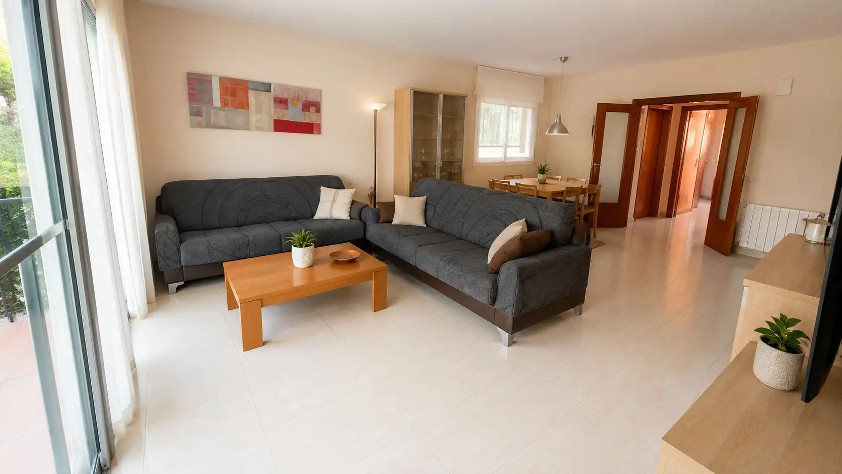 Sala de estar de Casa adosada en venta en Santa Perpètua de Mogoda con Aire acondicionado, Calefacción y Jardín privado