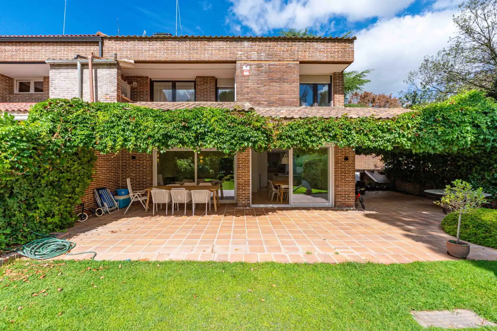Garten von Einfamilien-Reihenhaus zur Miete in Boadilla del Monte mit Klimaanlage, Heizung und Privatgarten