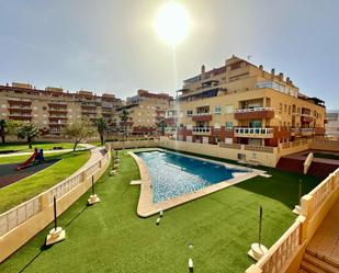Piscina de Pis de lloguer en Roquetas de Mar amb Aire condicionat, Jardí privat i Terrassa