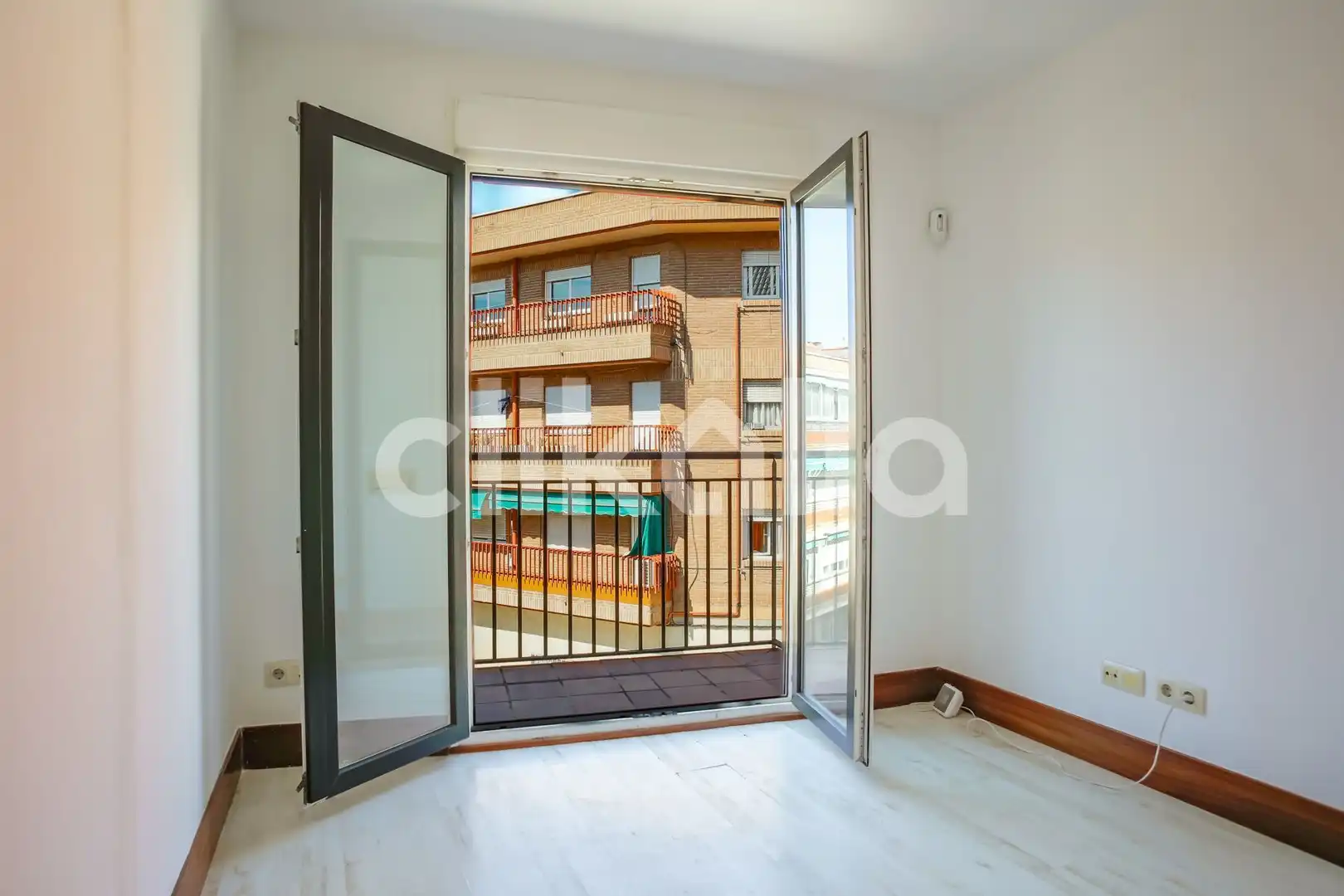 Dormitori de Pis de lloguer en Madrid amb Terrassa i Piscina
