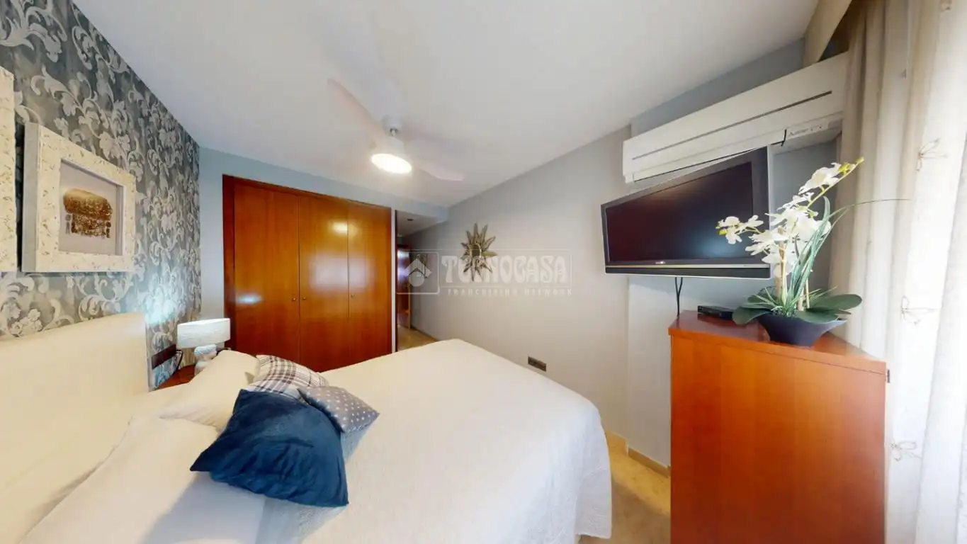 Bedroom of Flat for sale in Valencia  with Air Conditioner, Heating and Balcony