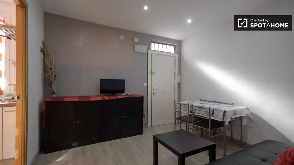 Flat for rent in Madrid  with Air Conditioner, Heating and Furnished