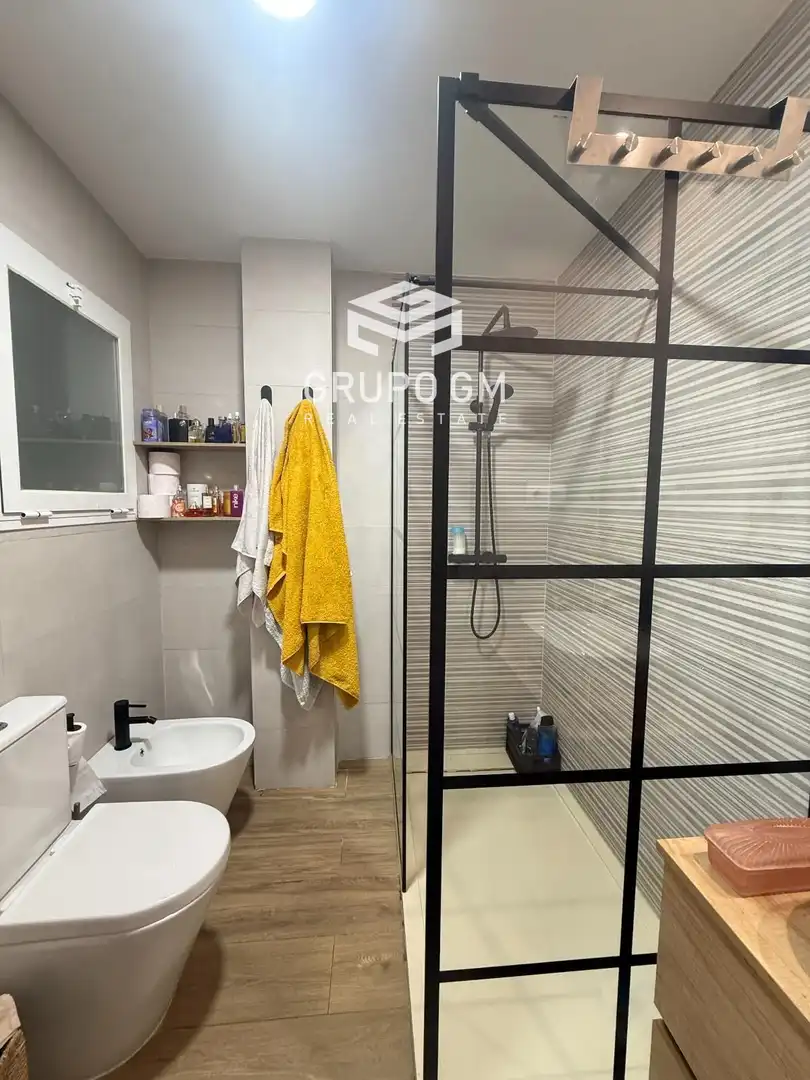 Bathroom of Flat for sale in Madrid  with Air Conditioner and Heating