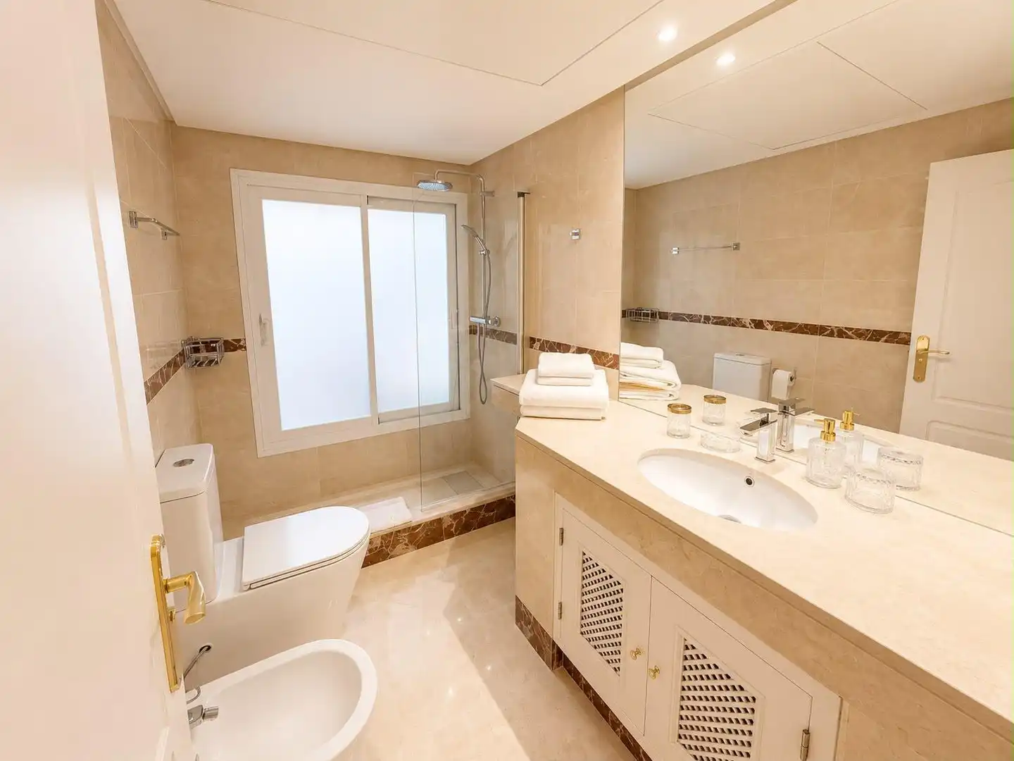 Bathroom of Ground floor for rent in Marbella  with Air Conditioner, Terrace and Swimming Pool