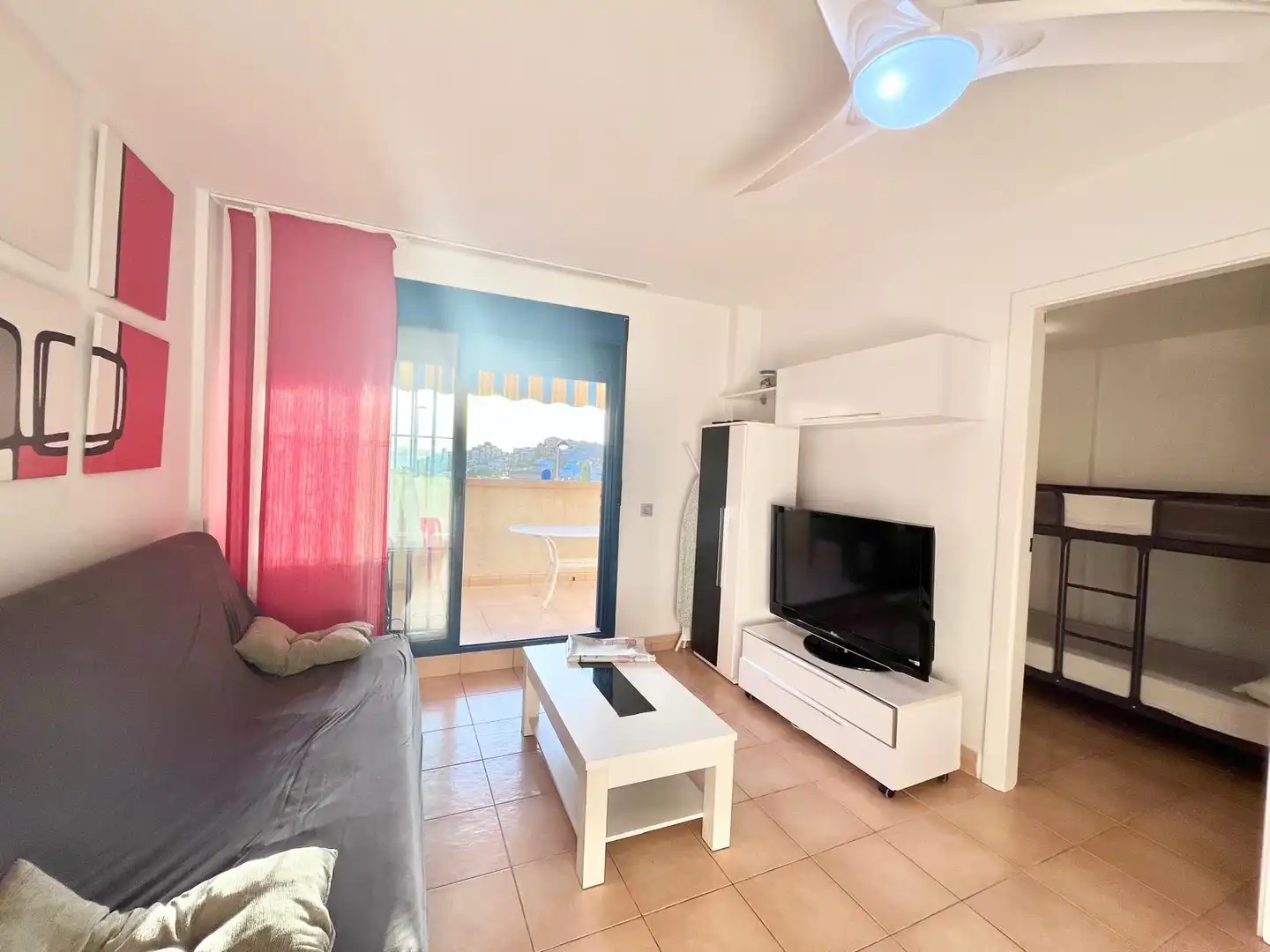Sala d'estar de Apartament de lloguer en La Manga del Mar Menor amb Aire condicionat, Calefacció i Piscina