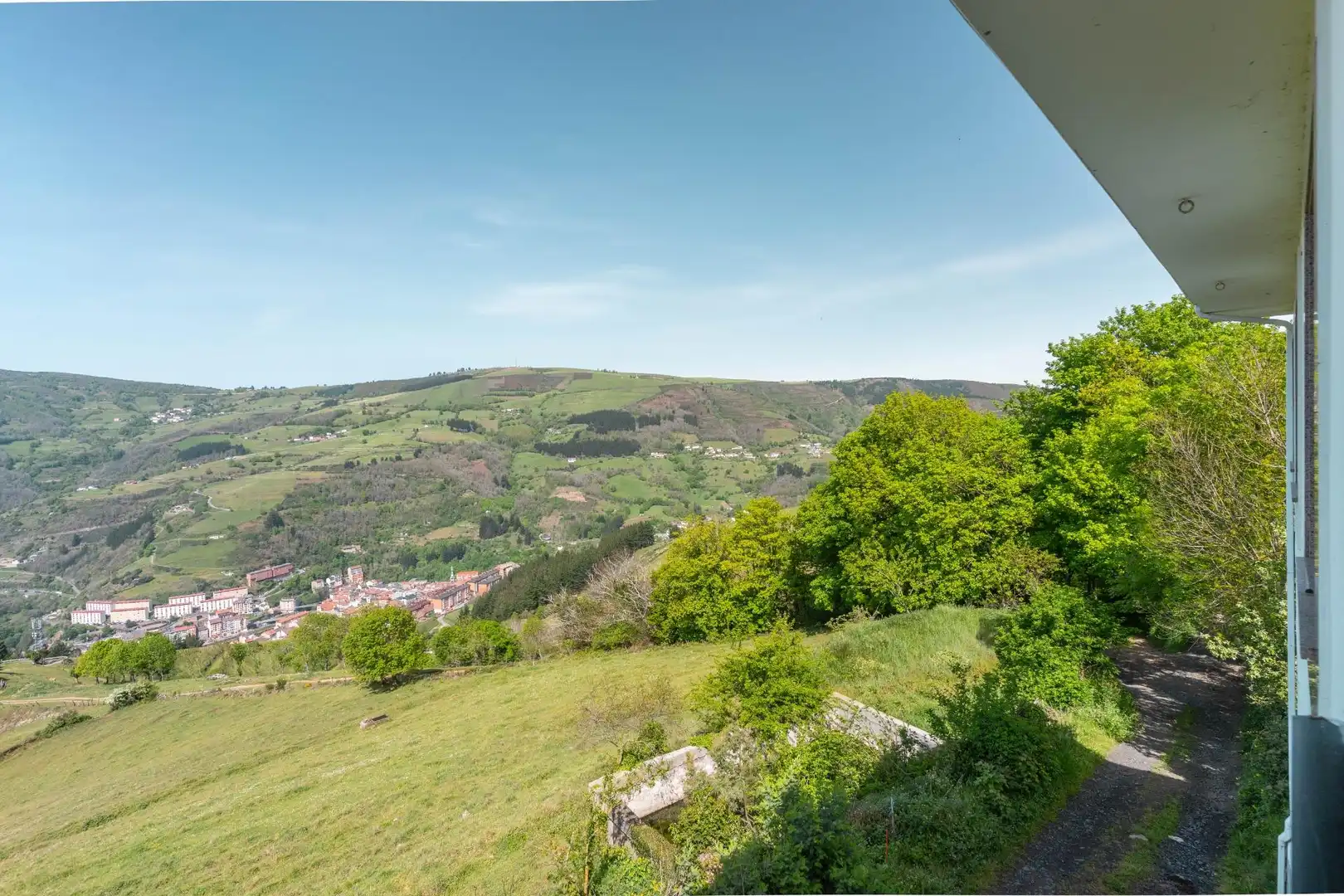 Vista exterior de Casa o xalet en venda en Cangas del Narcea amb Calefacció, Terrassa i Moblat