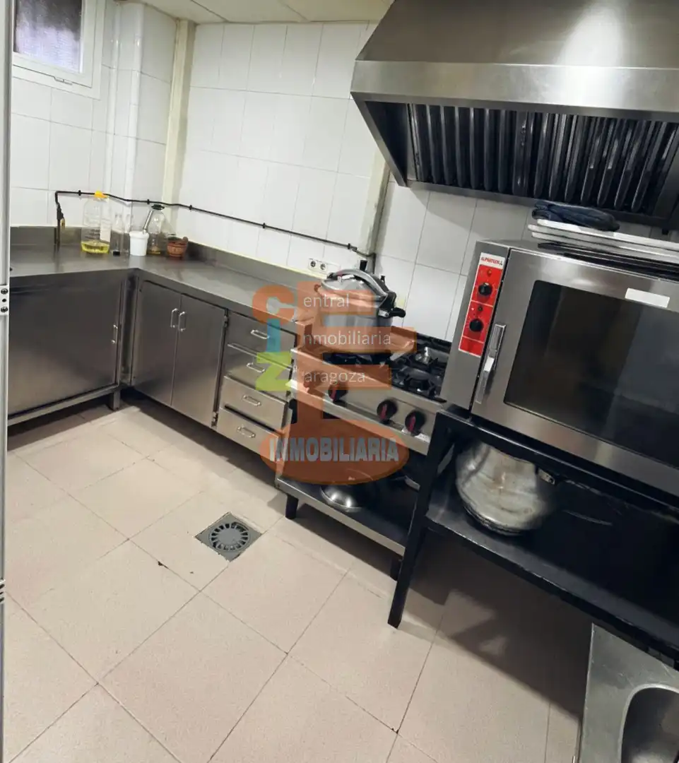 Cuina de Local en venda en Zaragoza amb Aire condicionat i Moblat