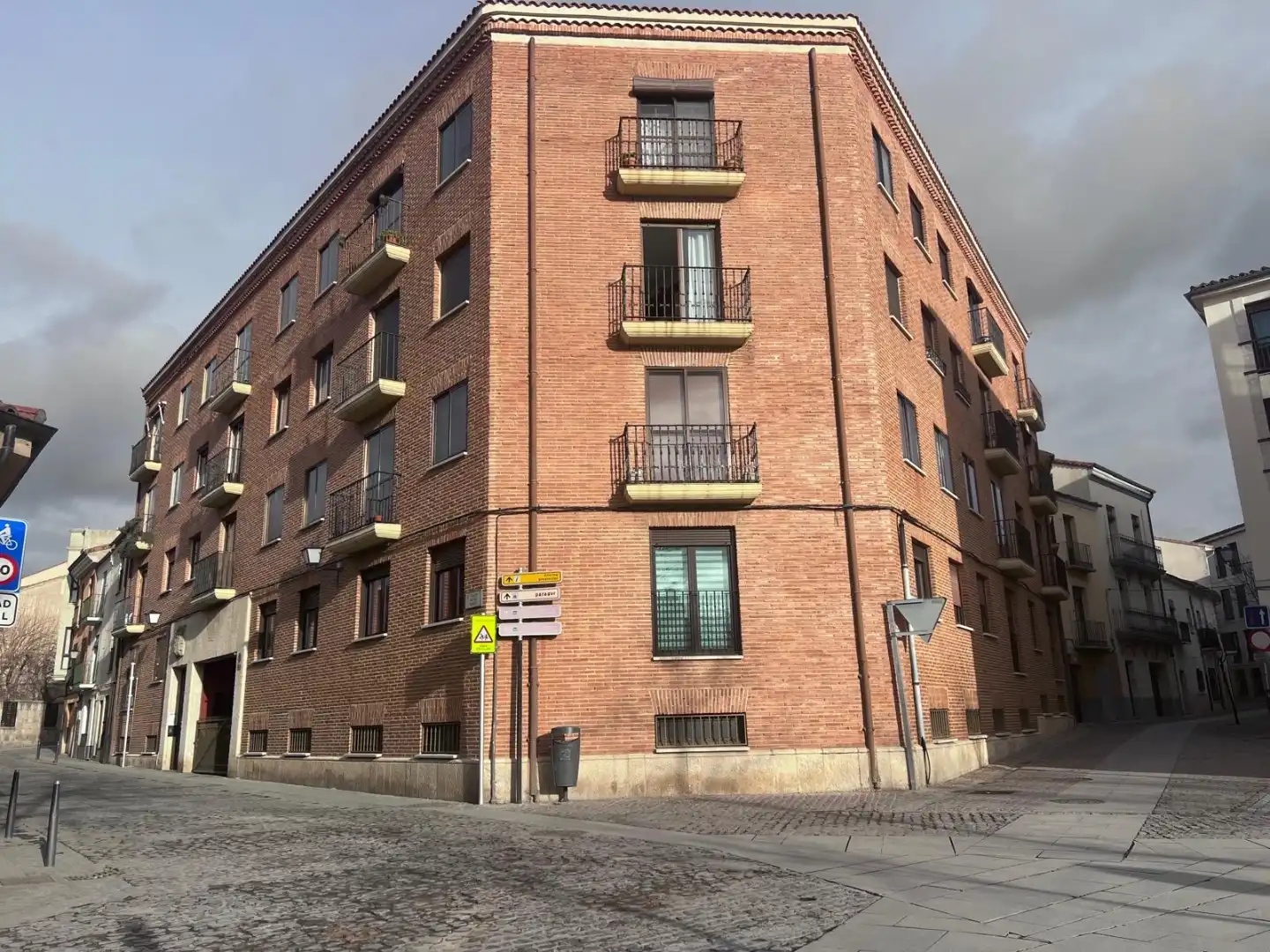 Außenansicht von Wohnung zur Miete in Zamora Capital  mit Terrasse und Balkon