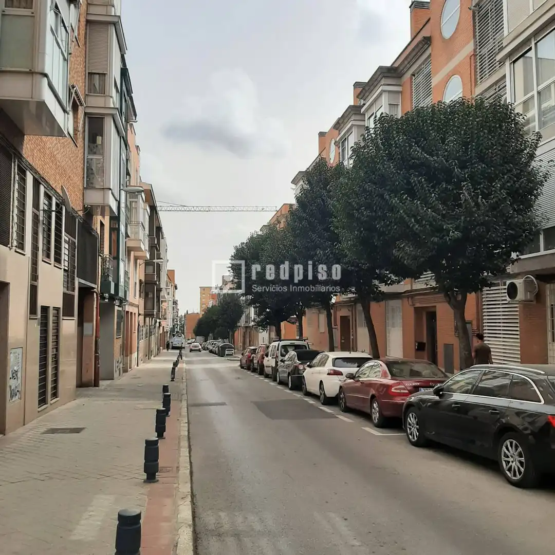Vista exterior de Piso en venta en Madrid con Calefacción y Amueblado