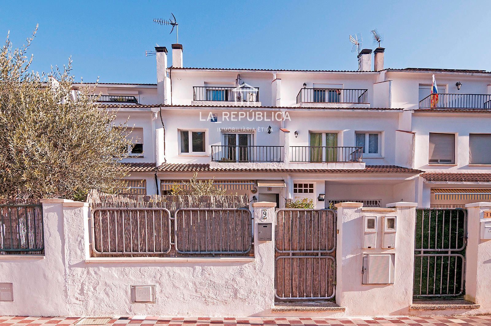 Exterior view of Single-family semi-detached for sale in Sant Iscle de Vallalta  with Air Conditioner, Heating and Private garden