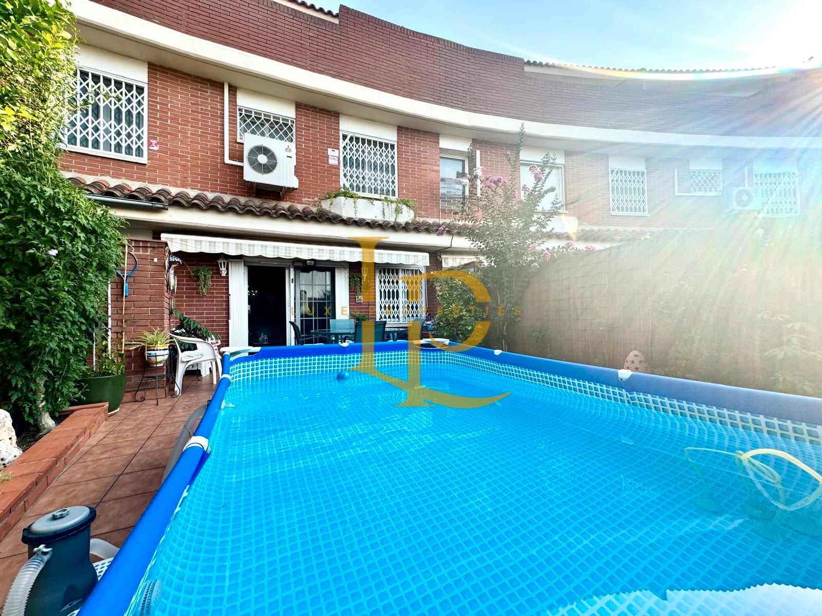Piscina de Casa adosada en venta en Rubí con Aire acondicionado, Calefacción y Jardín privado