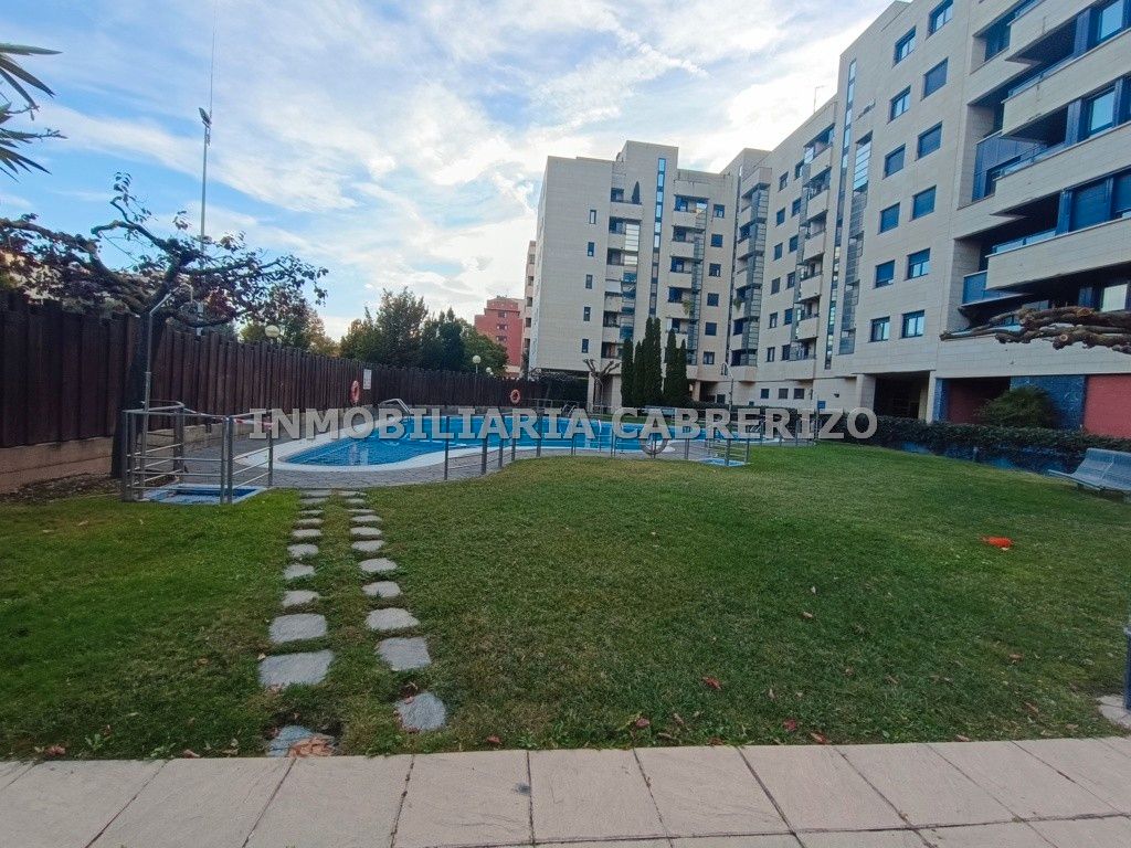 Swimming pool of Study to rent in  Logroño  with Heating, Parquet flooring and Furnished