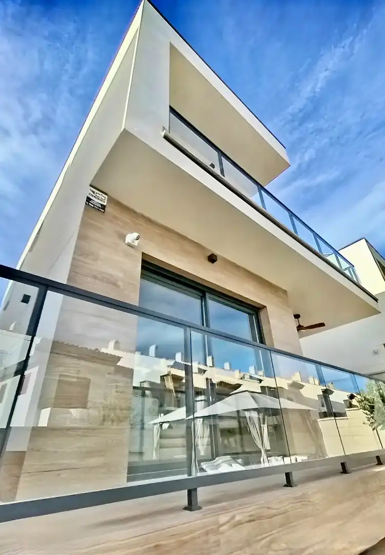 Vista exterior de Casa o xalet en venda en Sant Joan d'Alacant amb Aire condicionat, Jardí privat i Terrassa