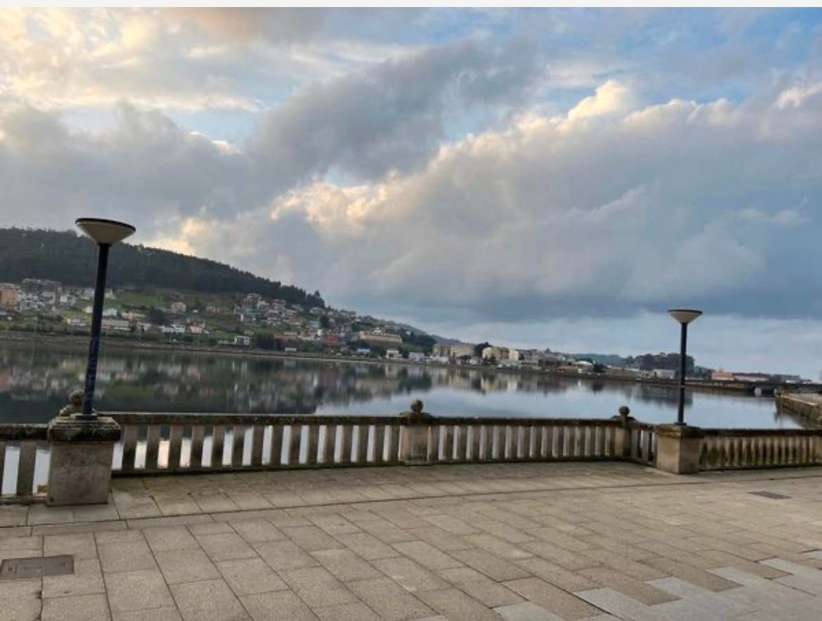 Vista exterior de Casa adosada en venda en Viveiro amb Terrassa, Moblat i Forn