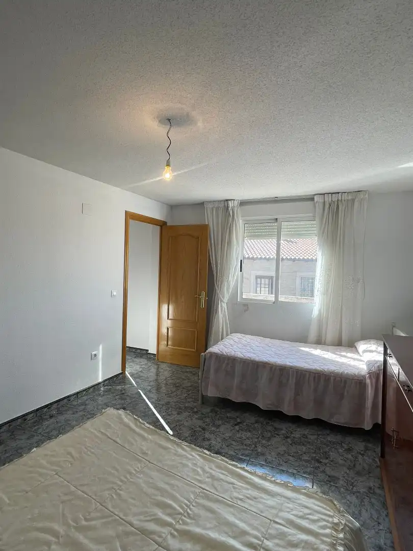 Habitación de Casa o chalet en venta en Valdeobispo con Terraza, Trastero y Amueblado