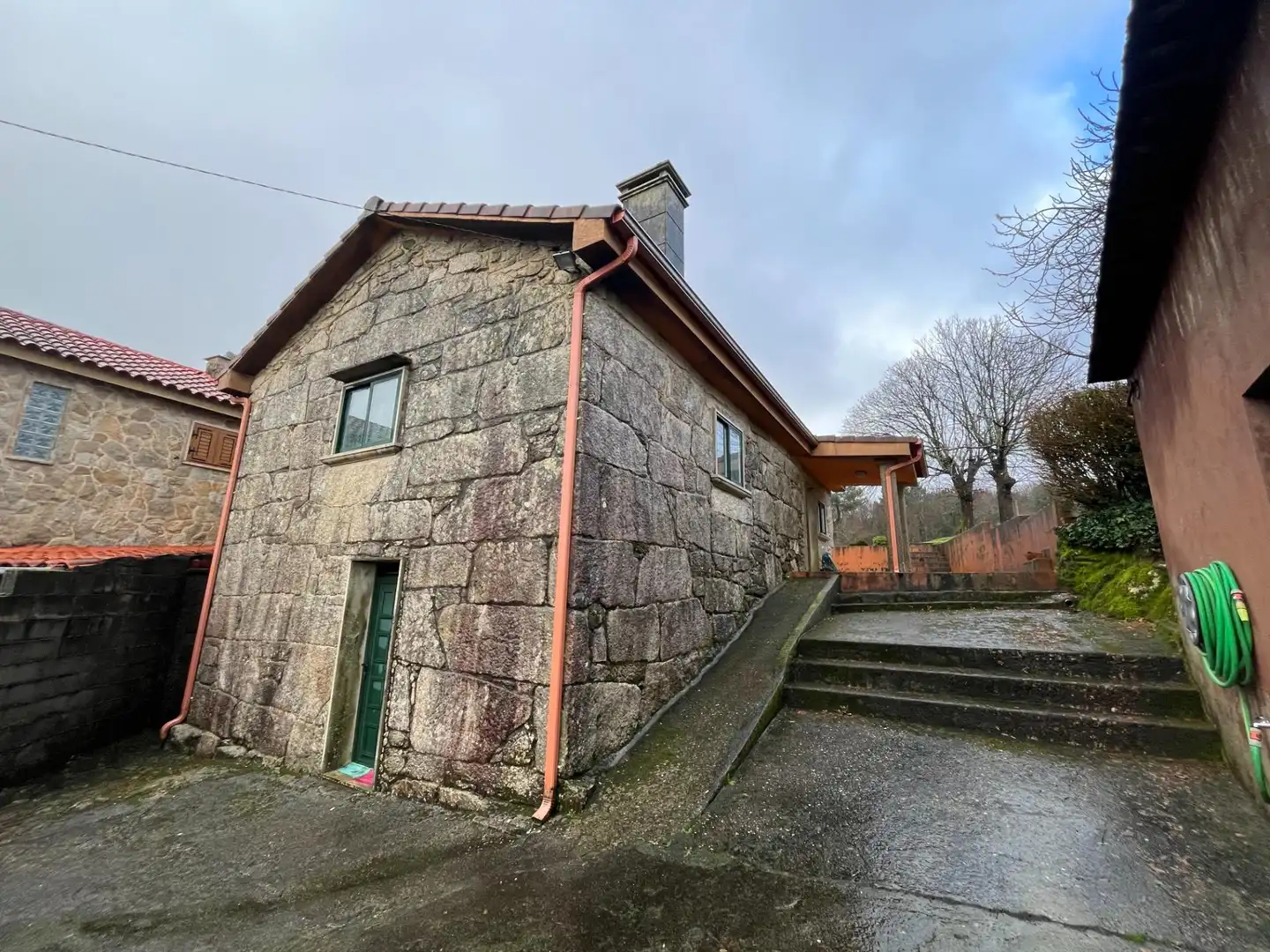 Vista exterior de Casa o xalet en venda en Covelo amb Calefacció, Jardí privat i Traster