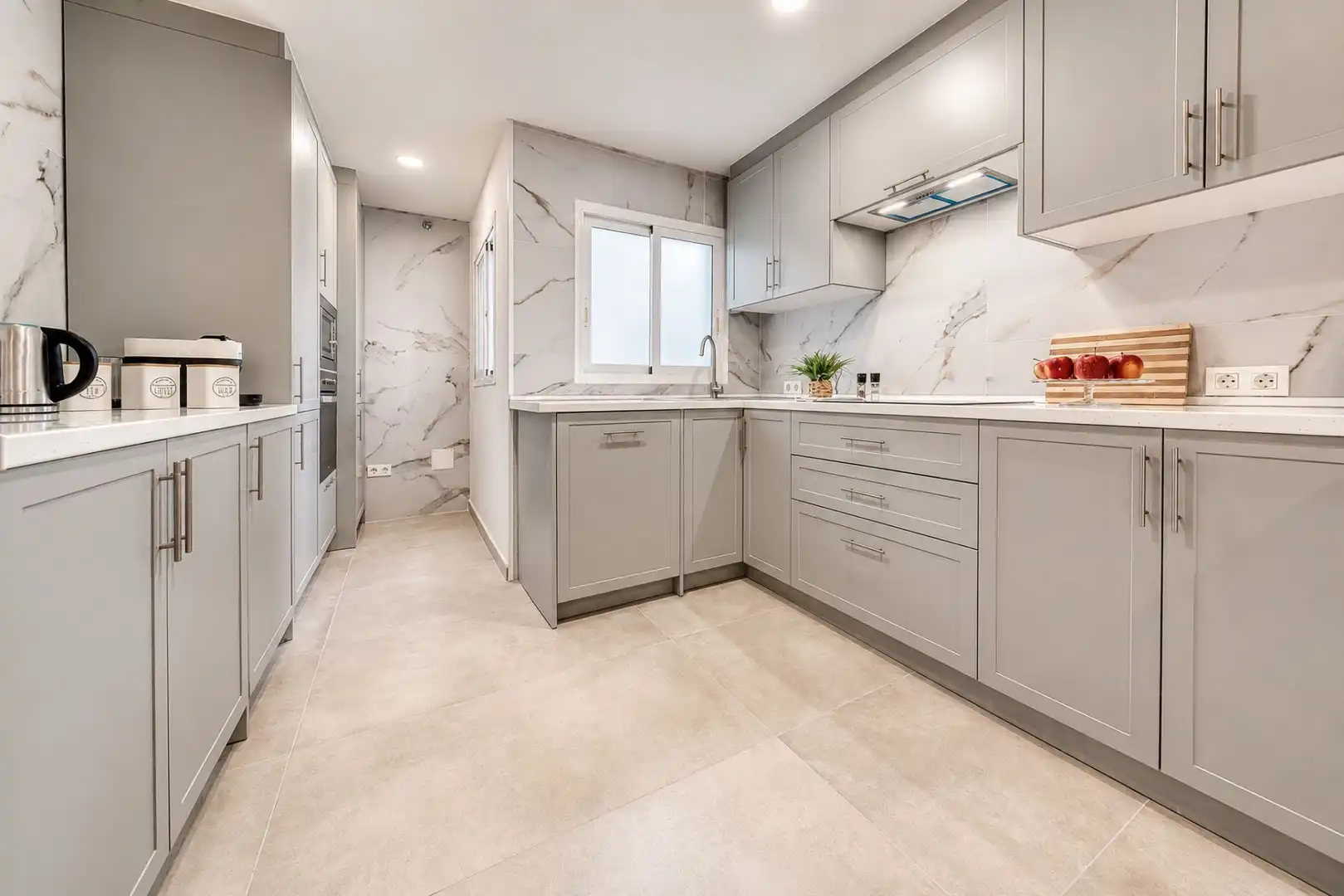 Cuina de Apartament de lloguer en Marbella amb Aire condicionat, Terrassa i Traster